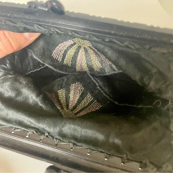 1950s Crocheted Handbag with Embroidered Interior - Picture 3 of 5